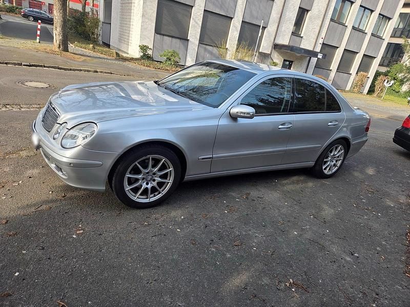 Gebraucht Mercedes E220 150 PS (110 kW) 2003 Silber Limousine