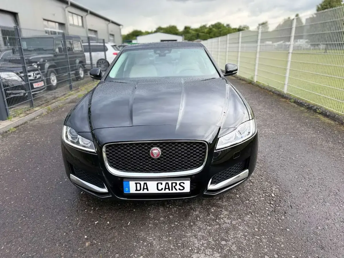 Gebraucht Jaguar XF Prestige 163 PS (119 kW) 2018 Schwarz Limousine