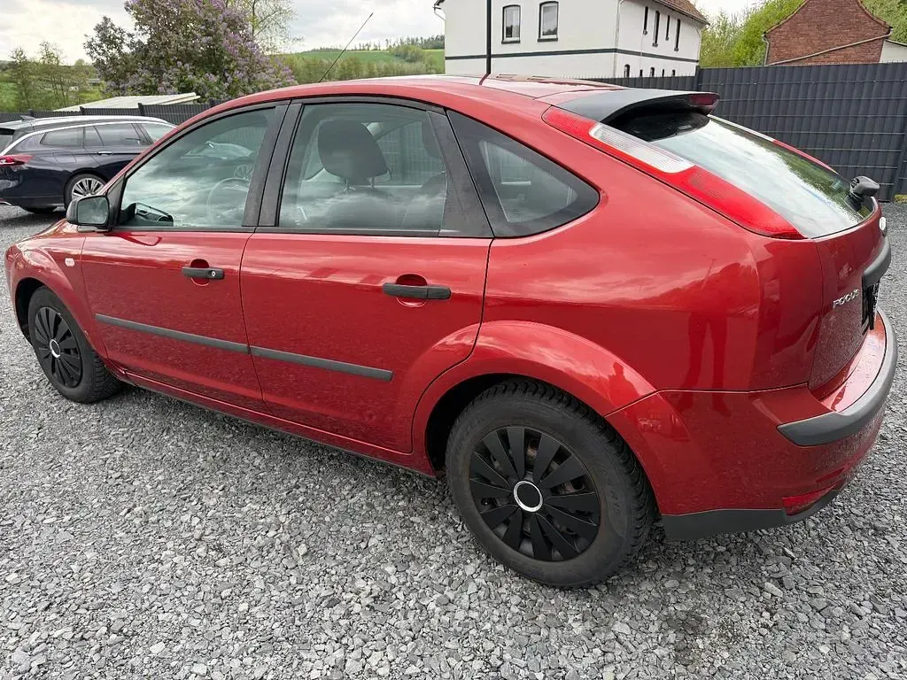 Usado Ford Focus Trend 101 CV (74 kW) 2006 Rojo Berlina