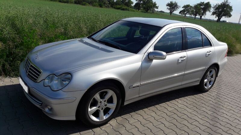 Silber Gebraucht 2004 Mercedes C220 Avantgarde Limousine | 3.990 € (Etwas zu teuer) - Bild 1/4