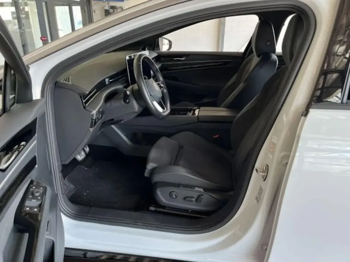 Gebraucht VW ID.7 Pro 210 kW (286 PS) 2024 Gletscherweiß metallic Kombi