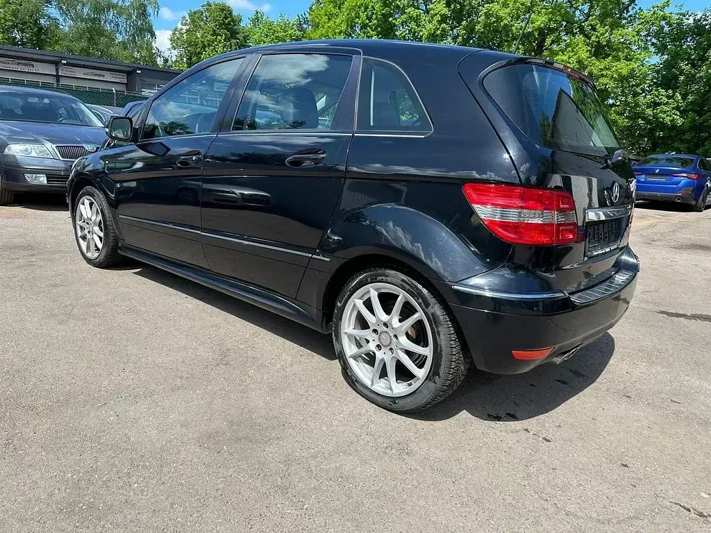 Usado Mercedes E200 193 CV (141 kW) 2008 Negro Berlina