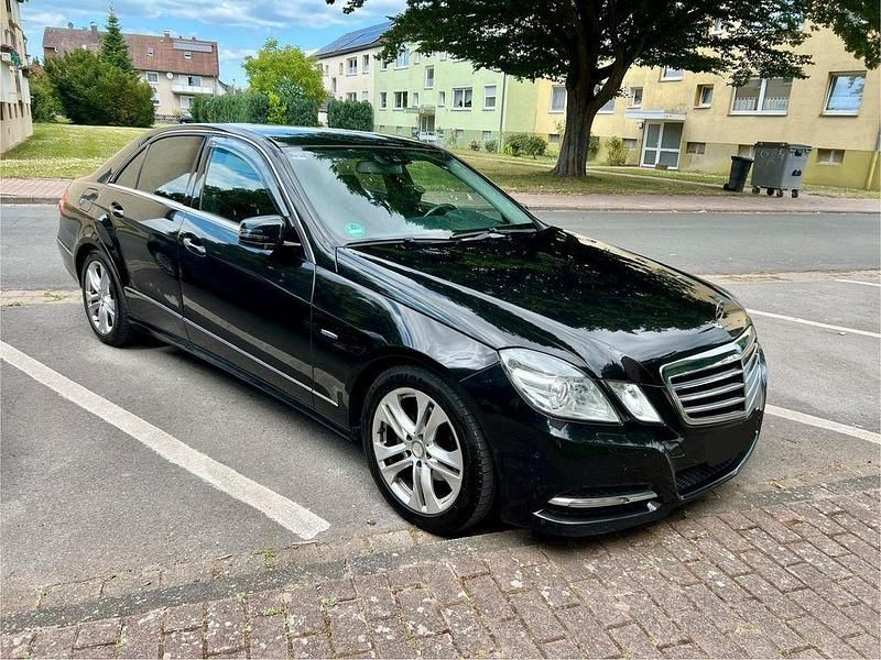 Gebraucht Mercedes E220 Avantgarde 170 PS (125 kW) 2011 Schwarz Limousine