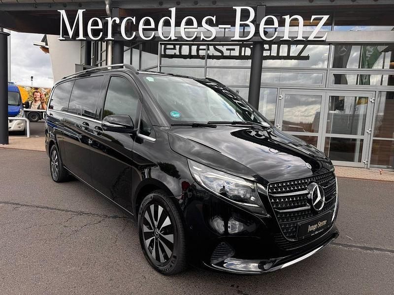 Obsidianschwarz (metallic) Gebraucht 2024 Mercedes V300 Avantgarde Van / Kleinbus | 69.990 € (Guter Preis) - Bild 1/4