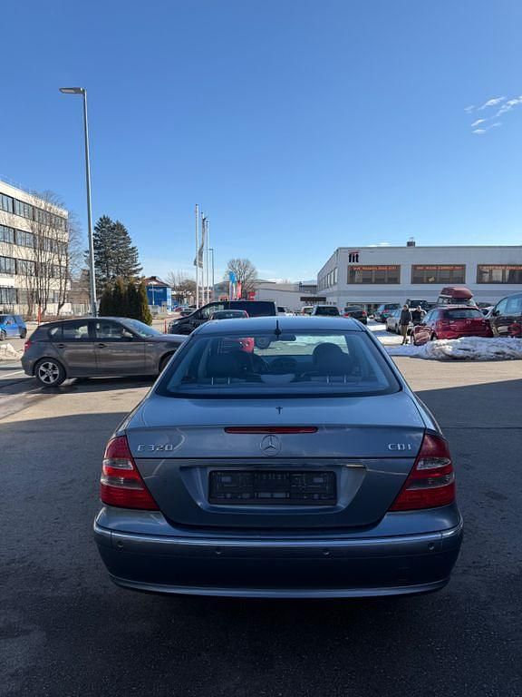 Gebraucht Mercedes E320 Avantgarde 204 PS (150 kW) 2003 Blau Limousine