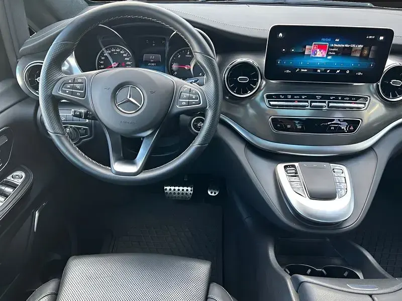 Gebraucht Mercedes V300 237 PS (174 kW) 2024 Grau Van / Kleinbus