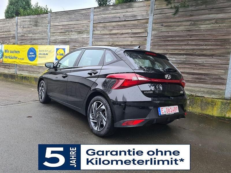 Schwarz Gebraucht 2023 Hyundai i20 Trend Limousine | 16.700 € (Guter Preis) - Bild 1/4