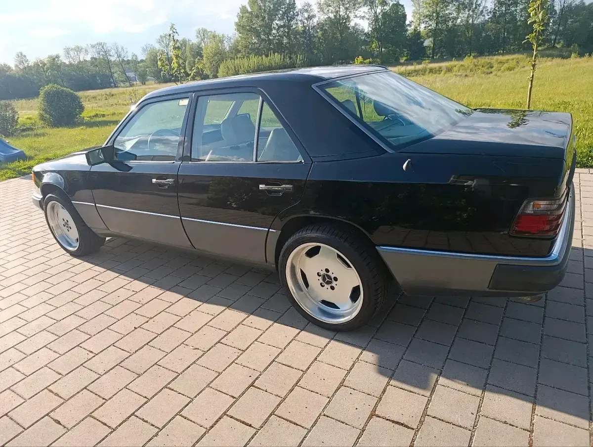 Gebraucht Mercedes E260 160 PS (117 kW) 1990 Schwarz Limousine