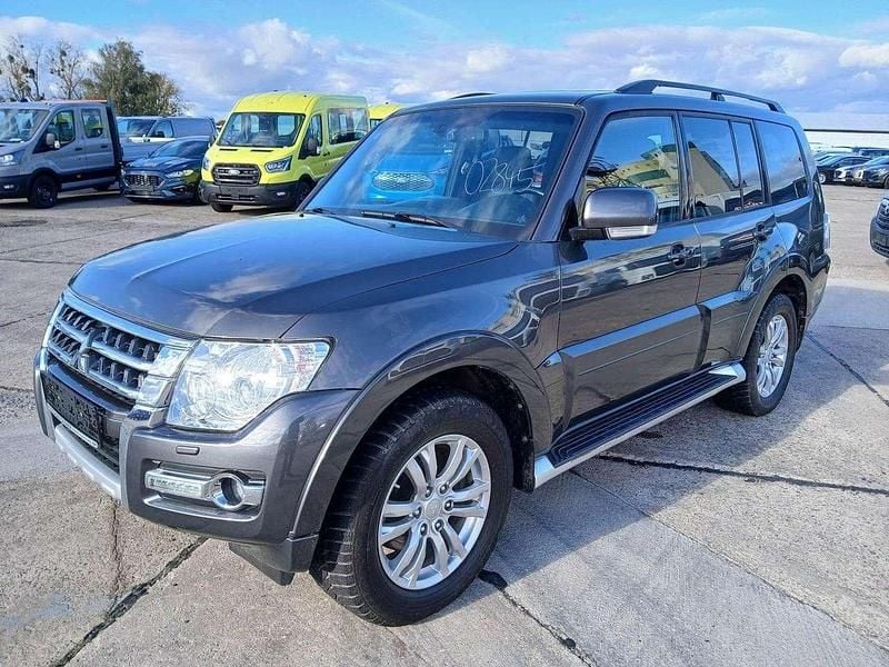 Mineralgrau (m) Gebraucht 2016 Mitsubishi Pajero Top SUV | 23.945 € (Fairer Preis) - Bild 1/2