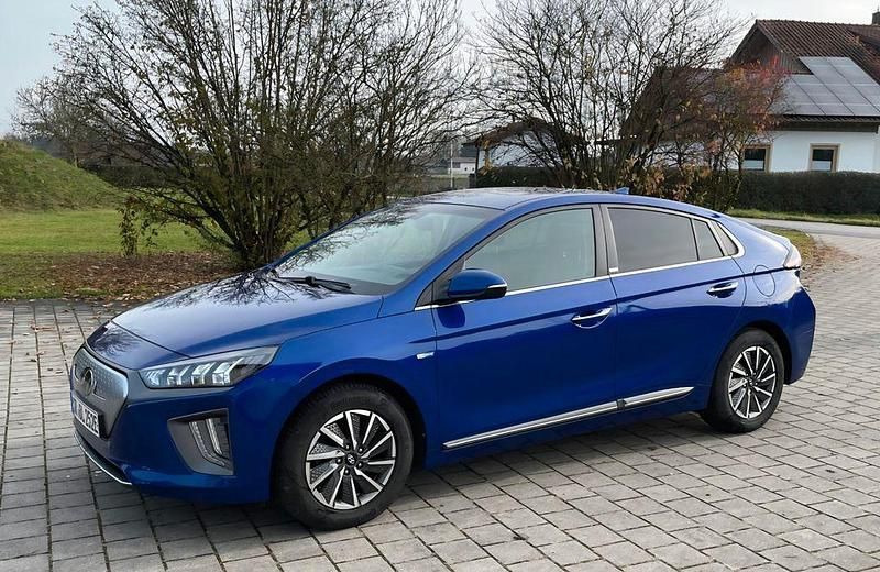 Blau Gebraucht 2020 Hyundai Ioniq Premium Kleinwagen | 17.900 € (Etwas zu teuer) - Bild 1/4