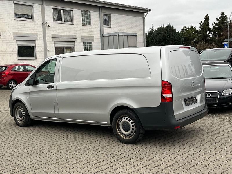Usado Mercedes Vito 163 HP (119 kW) 2019 Prateado Van