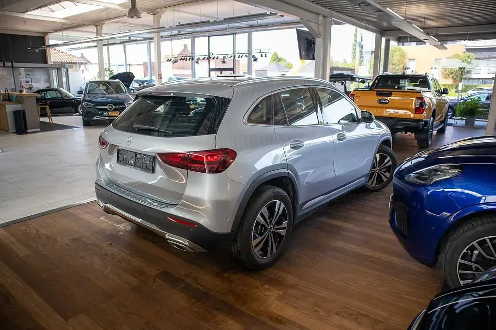Gebraucht Mercedes GLA180 136 PS (100 kW) 2025 Silber SUV