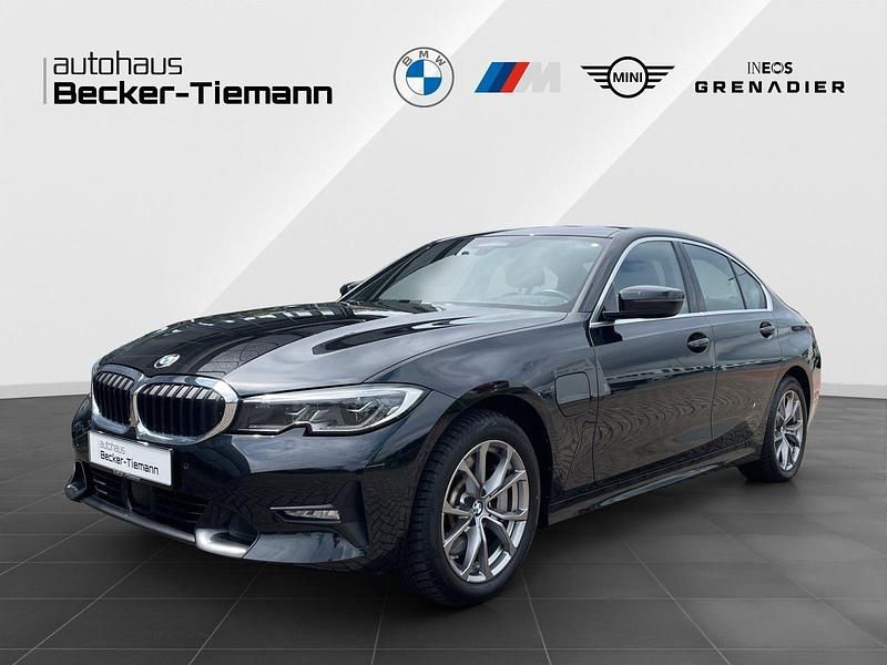 Saphirschwarz Gebraucht 2020 BMW 330e Sport Line Limousine | 29.997 € (Etwas zu teuer) - Bild 1/4