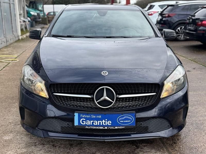 Gebraucht Mercedes A180 109 PS (80 kW) 2018 Blau Limousine