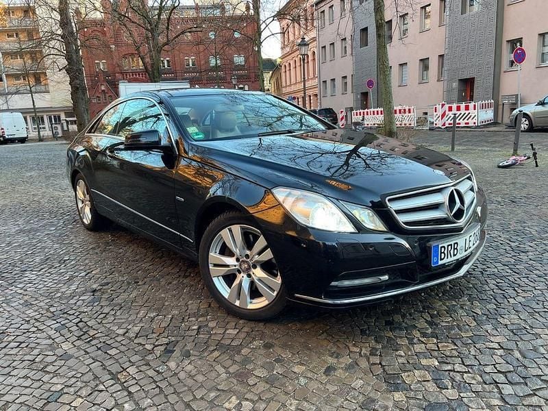 Gebraucht Mercedes E250 Elegance 204 PS (150 kW) 2011 Schwarz Coupé