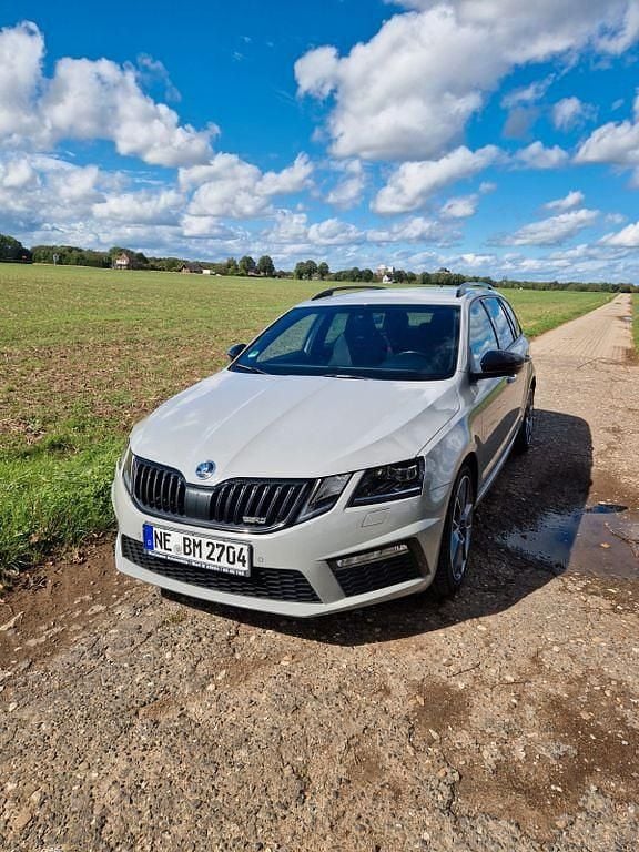 Grau Gebraucht 2019 Skoda Octavia RS Kombi | 17.990 € (Guter Preis) - Bild 1/4