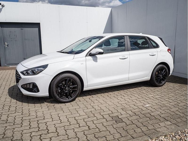 Gebraucht Hyundai i30 Trend 120 PS (88 kW) 2022 Weiss / atlas white Limousine