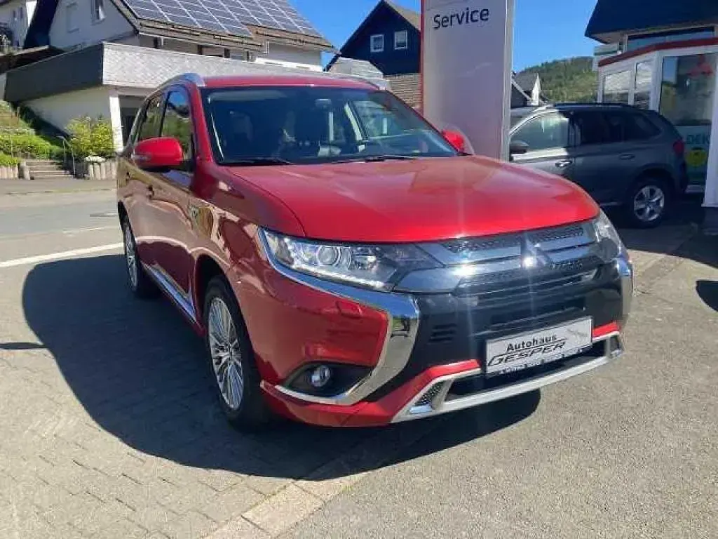 Gebraucht Mitsubishi Outlander P-HEV Basis 135 PS (99 kW) 2018 Karminrot metallic (metallic) SUV
