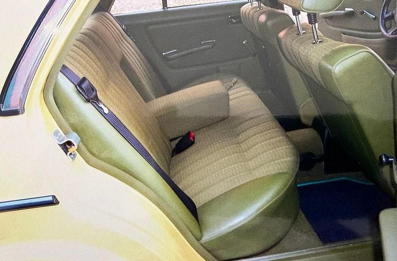 Gebraucht Mercedes 230 109 PS (80 kW) 1980 Gelb Limousine