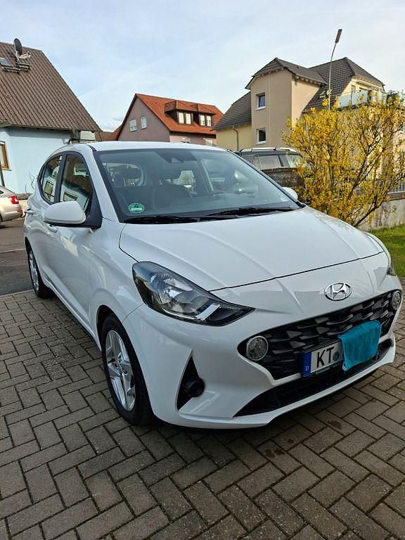 Gebraucht Hyundai i10 Trend 84 PS (61 kW) 2023 Weiß Kleinwagen