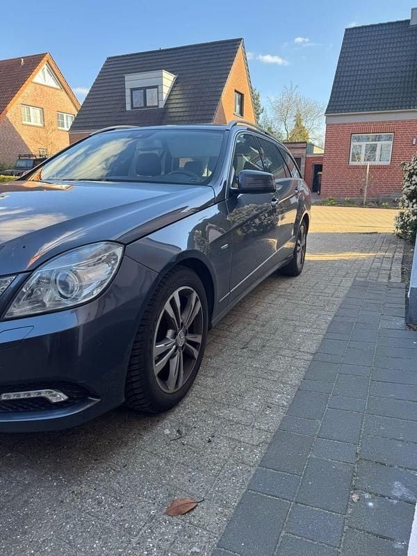 Gebraucht Mercedes E200 Avantgarde 136 PS (100 kW) 2010 Grau Kombi