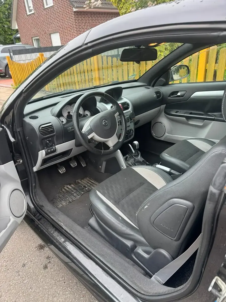 Używany Opel Tigra 90 KM (66 kW) 2008 Czarny Kabriolet