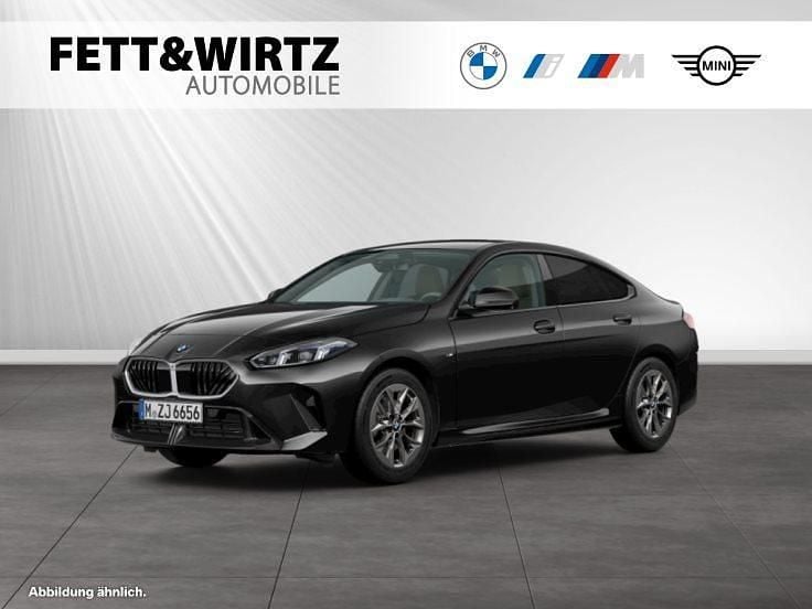 Black sapphire metallic Gebraucht 2025 BMW 220 M Sport Limousine | 36.888 € (Fairer Preis) - Bild 1/3