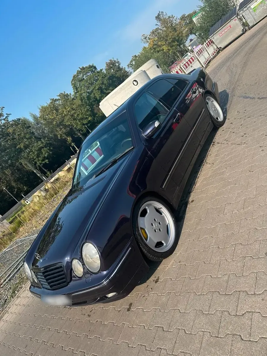 Gebraucht Mercedes E220 143 PS (105 kW) 2001 Violet Limousine