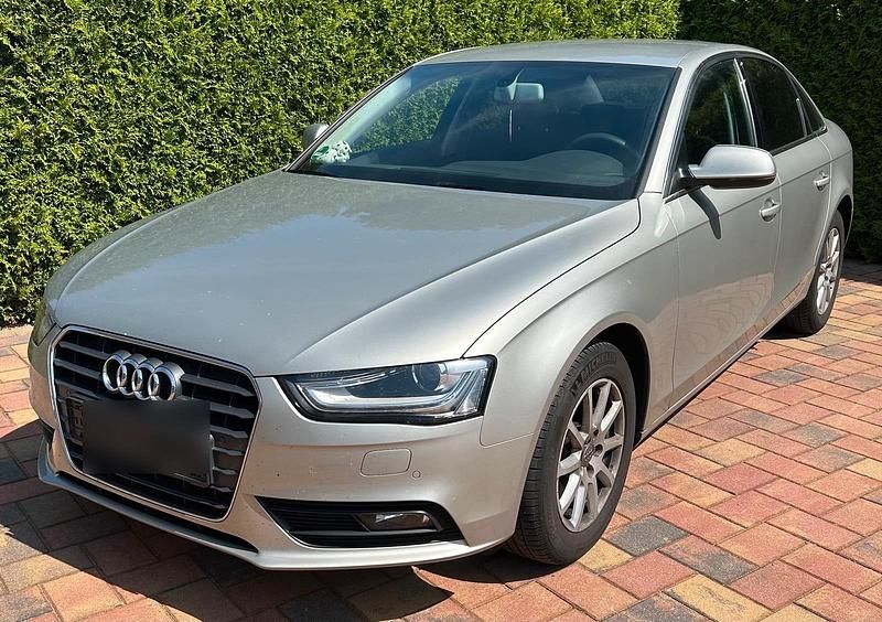 Andere außenfarben Gebraucht 2012 Audi A4 Attraction Limousine | 7.700 € (Guter Preis) - Bild 1/4