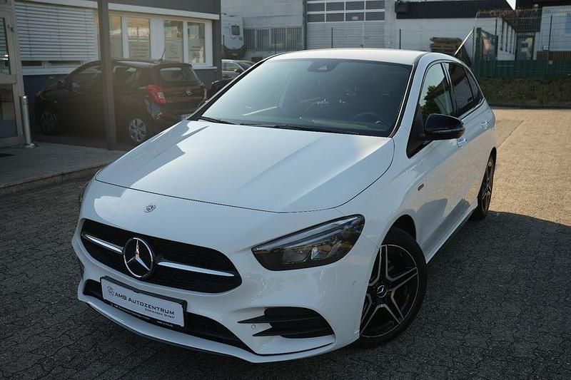 Weiß Gebraucht 2021 Mercedes B250e Edition Van / Kleinbus | 29.199 € (Teuer) - Bild 1/4