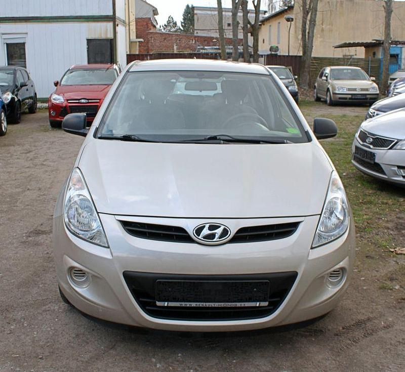 Gebraucht Hyundai i20 Classic 77 PS (56 kW) 2010 Silber Kleinwagen