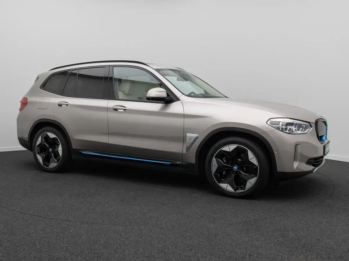 Gebraucht BMW iX3 Impressive 210 kW (286 PS) 2021 Kaschmirsilber  a72 SUV