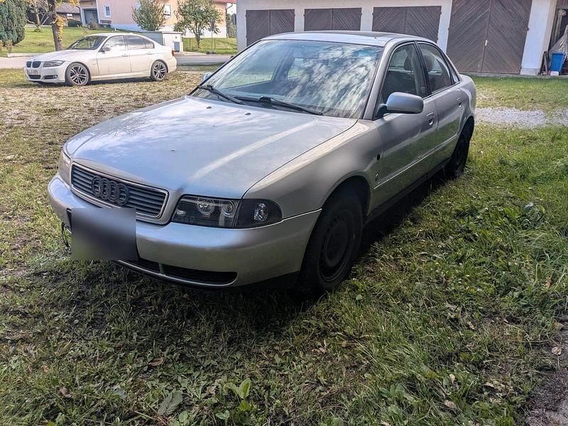 Grau Gebraucht 1998 Audi A4 Limousine | 800 € - Bild 1/4