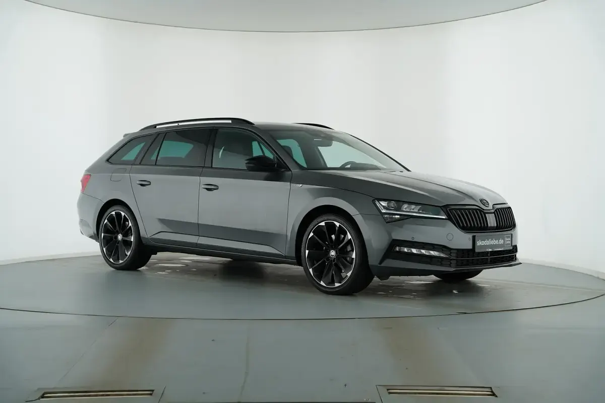 Gebraucht Skoda Superb SportLine 190 PS (139 kW) 2024 Graphitegrau metallic Kombi