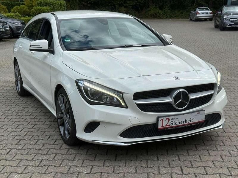 Gebraucht Mercedes CLA220 Urban 177 PS (130 kW) 2017 Calcitweiss/zirrusweiss Limousine