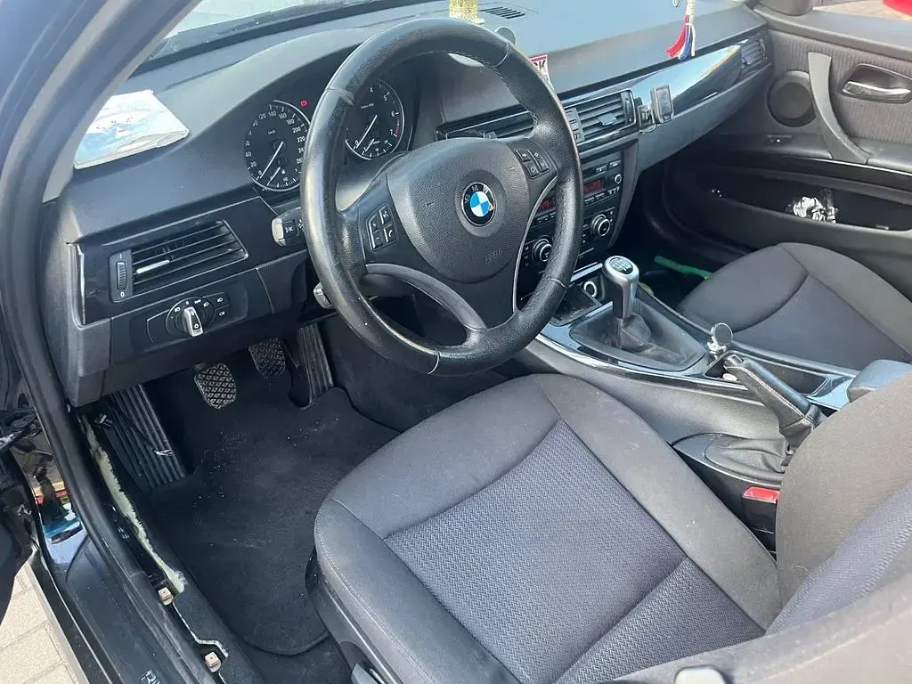 Gebraucht BMW 318 143 PS (105 kW) 2010 Schwarz Kombi