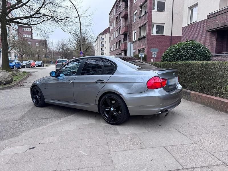 Gebraucht BMW 318 143 PS (105 kW) 2010 Grau Limousine