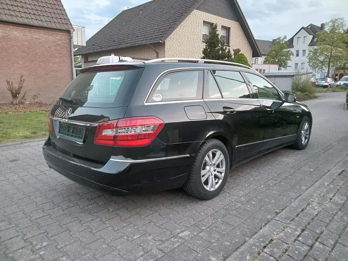 Gebraucht Mercedes E200 Elegance 184 PS (135 kW) 2011 Schwarz Kombi