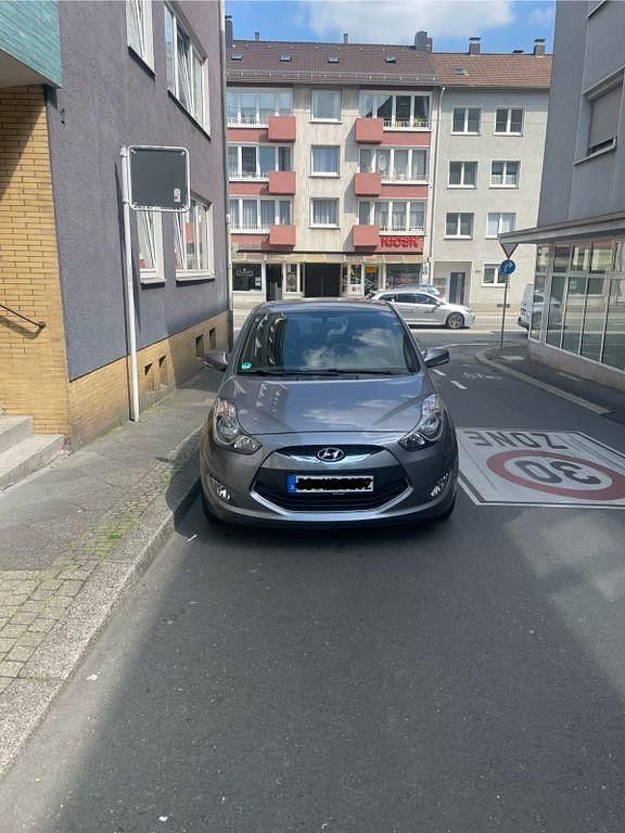 Grau Gebraucht 2014 Hyundai ix20 Edition Van / Kleinbus | 6.200 € (Guter Preis) - Bild 1/4