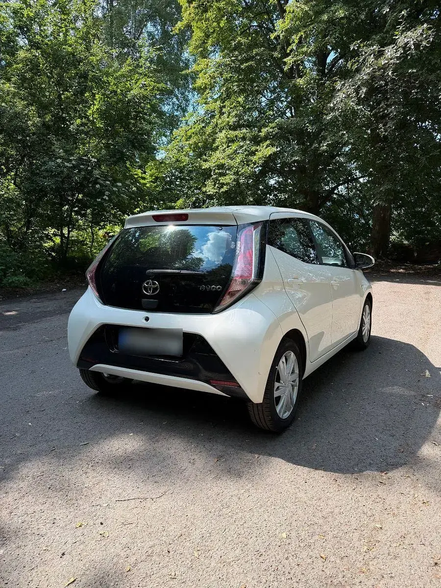 Gebraucht Toyota Aygo 69 PS (50 kW) 2015 Weiß Kleinwagen