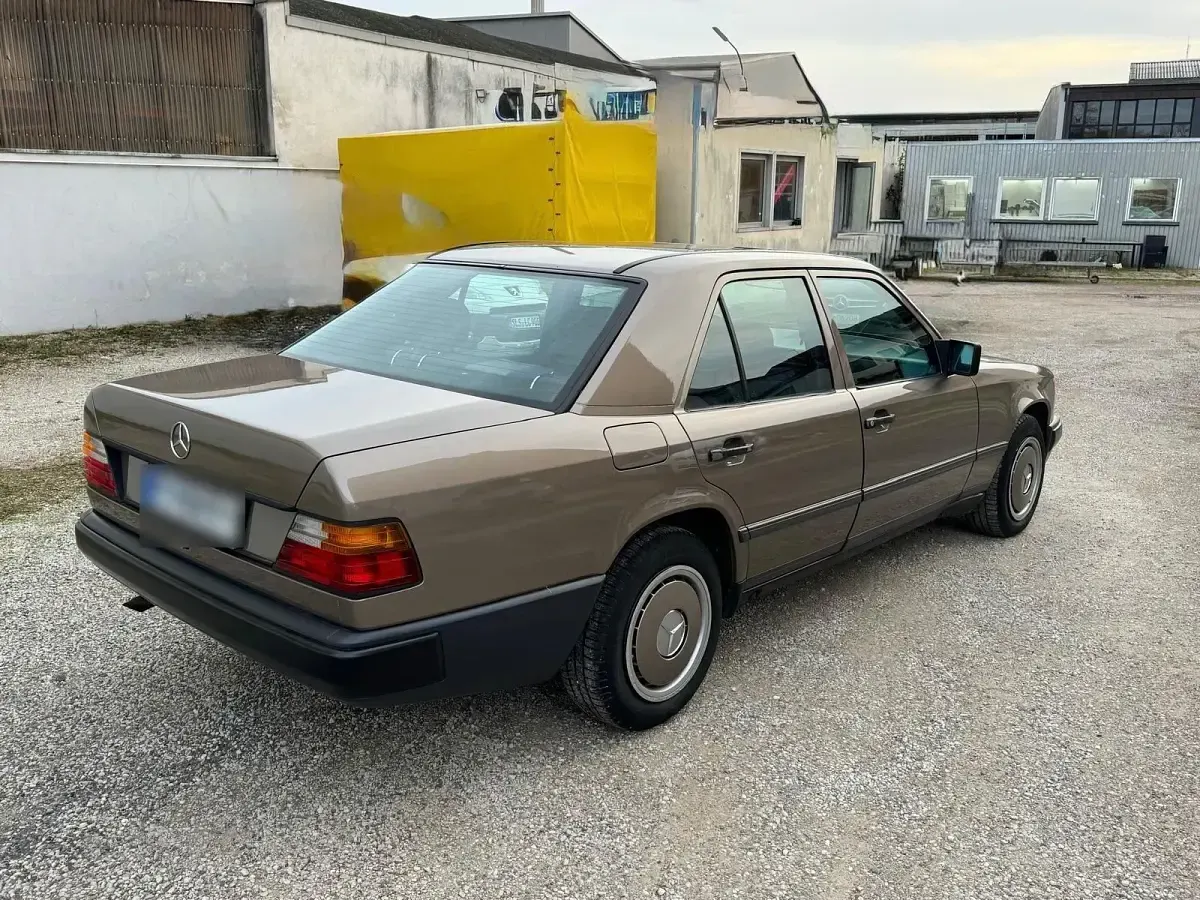 Gebraucht Mercedes 230 132 PS (97 kW) 1986 Braun Limousine