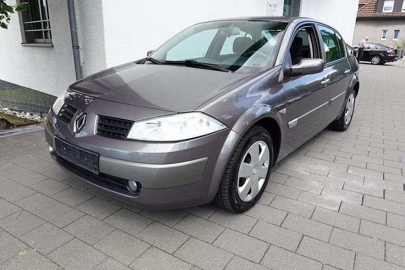 Grau Gebraucht 2004 Renault Mégane II Dynamique Limousine | 2.800 € (Etwas zu teuer) - Bild 1/4