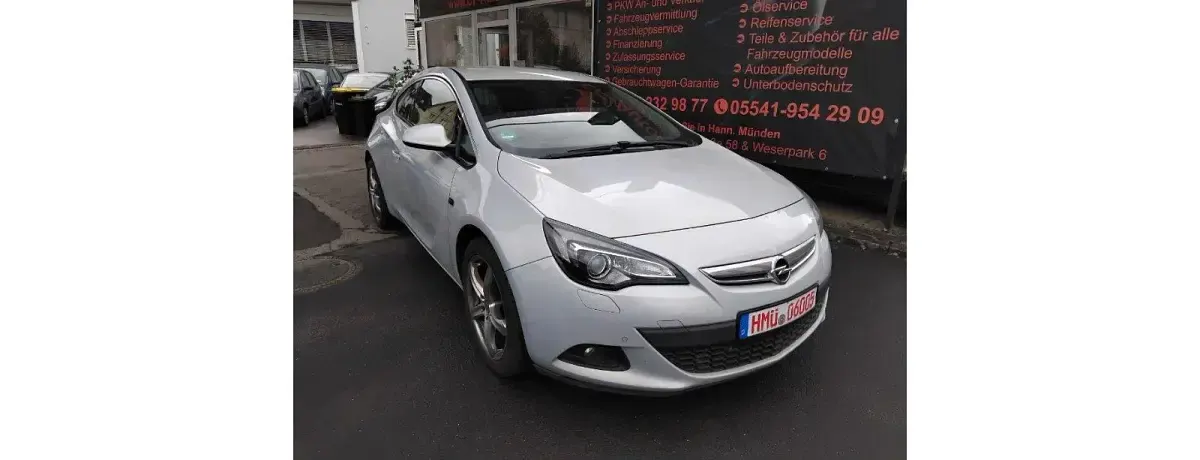 Second-hand Opel Astra 165 CP (121 kW) 2012 Alb Coupe