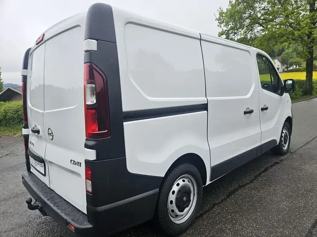 Gebraucht Opel Vivaro 120 PS (88 kW) 2017 Weiß Van / Kleinbus