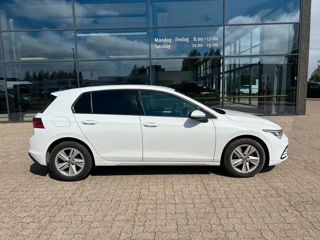 Gebraucht VW Golf VIII Life 131 PS (96 kW) 2022 Weiß Limousine