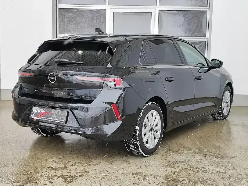 Używany Opel Astra Elegance 131 KM (96 kW) 2023 Czarny Sedan/Limuzyna