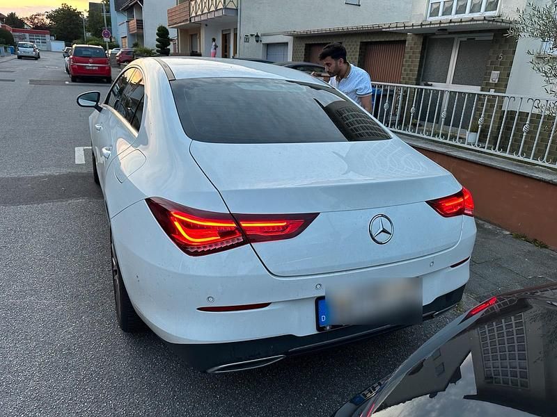 Weiß Gebraucht 2020 Mercedes CLA180 AMG line Limousine | 27.000 € (Fairer Preis) - Bild 1/4