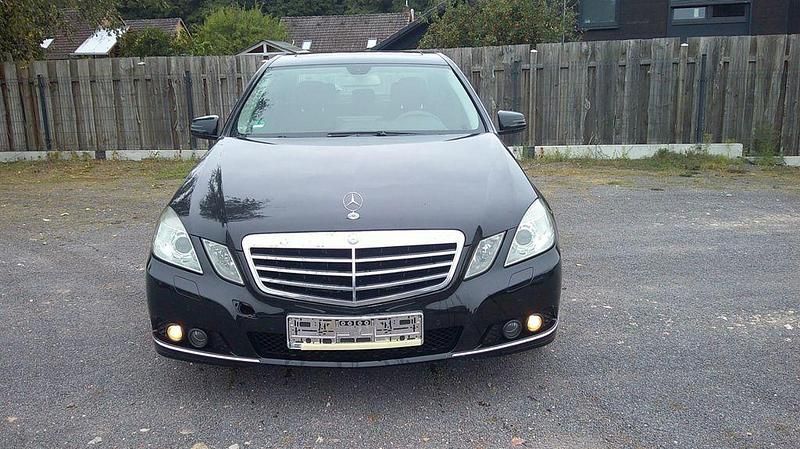Schwarz Gebraucht 2011 Mercedes E220 Avantgarde Limousine | 6.450 € (Superpreis) - Bild 1/4