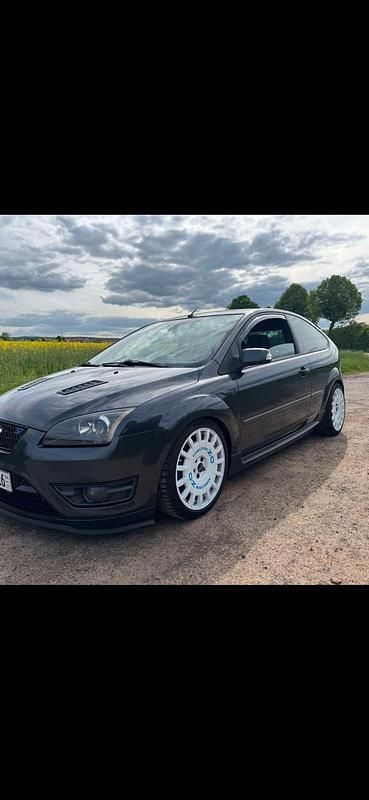 Grau Gebraucht 2007 Ford Focus ST Limousine | 10.990 € (Teuer) - Bild 1/4