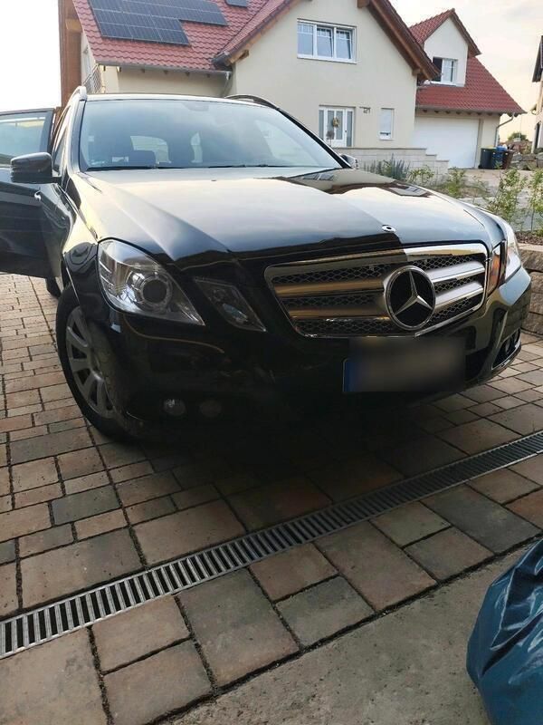 Schwarz Gebraucht 2010 Mercedes E250 Kombi | 4.450 € - Bild 1/4